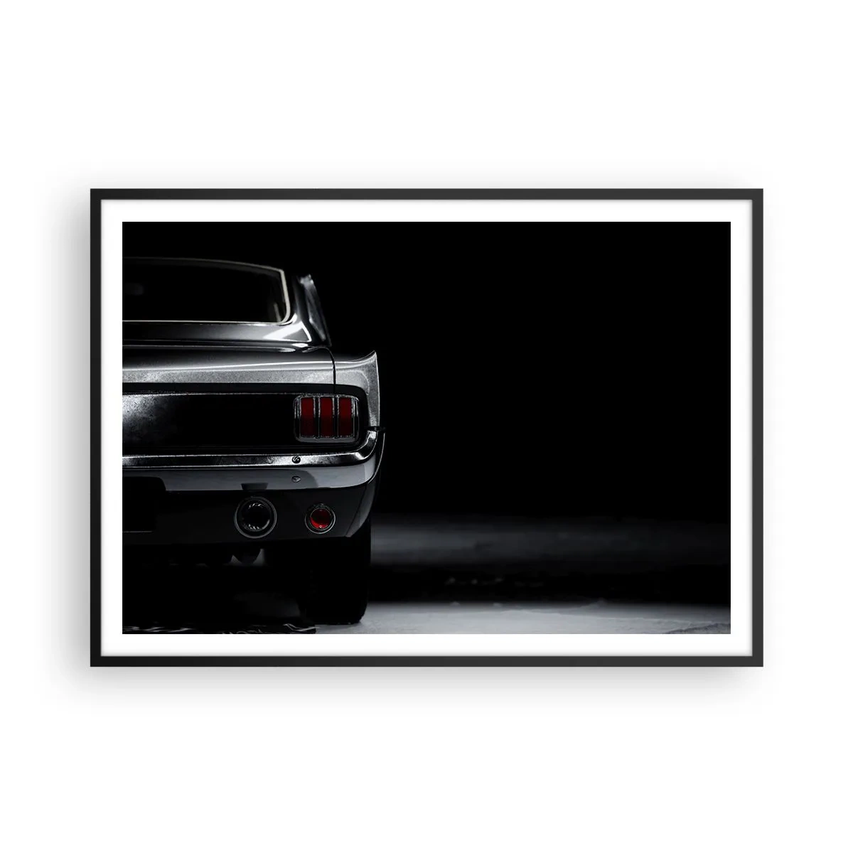 Affiche dans un cadre noir - Poster - Une image en noir et blanc de l'arrière d'une voiture classique sur un fond sombre. - 100x70cm - Le charme du classique - Décoration murale moderne pour le salon et la chambre ARTTOR