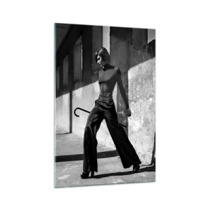 Impression sur verre - Image sur verre - Femme élégante dans un environnement industriel - 70x100cm - Élégance urbaine - Décoration murale moderne pour le salon et la chambre ARTTOR