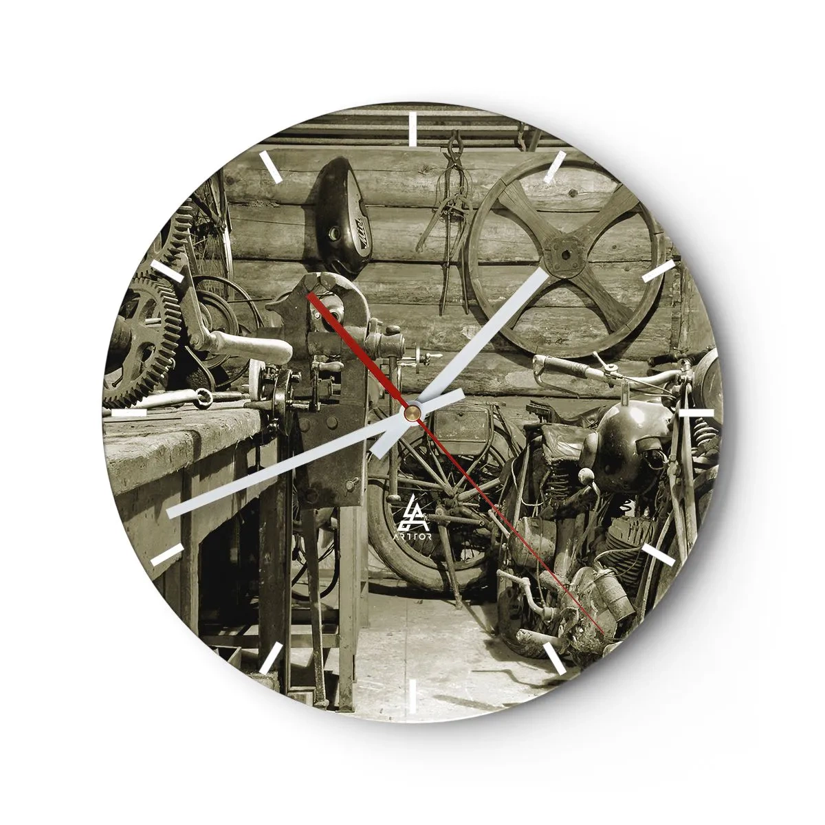 Horloge murale - Pendule murale - Un atelier avec des outils, des roues et un mur en bois en arrière-plan - 30x30cm - Dans le hangar de l'oncle Władek - Décoration murale moderne pour le salon, la cuisine et la chambre ARTTOR