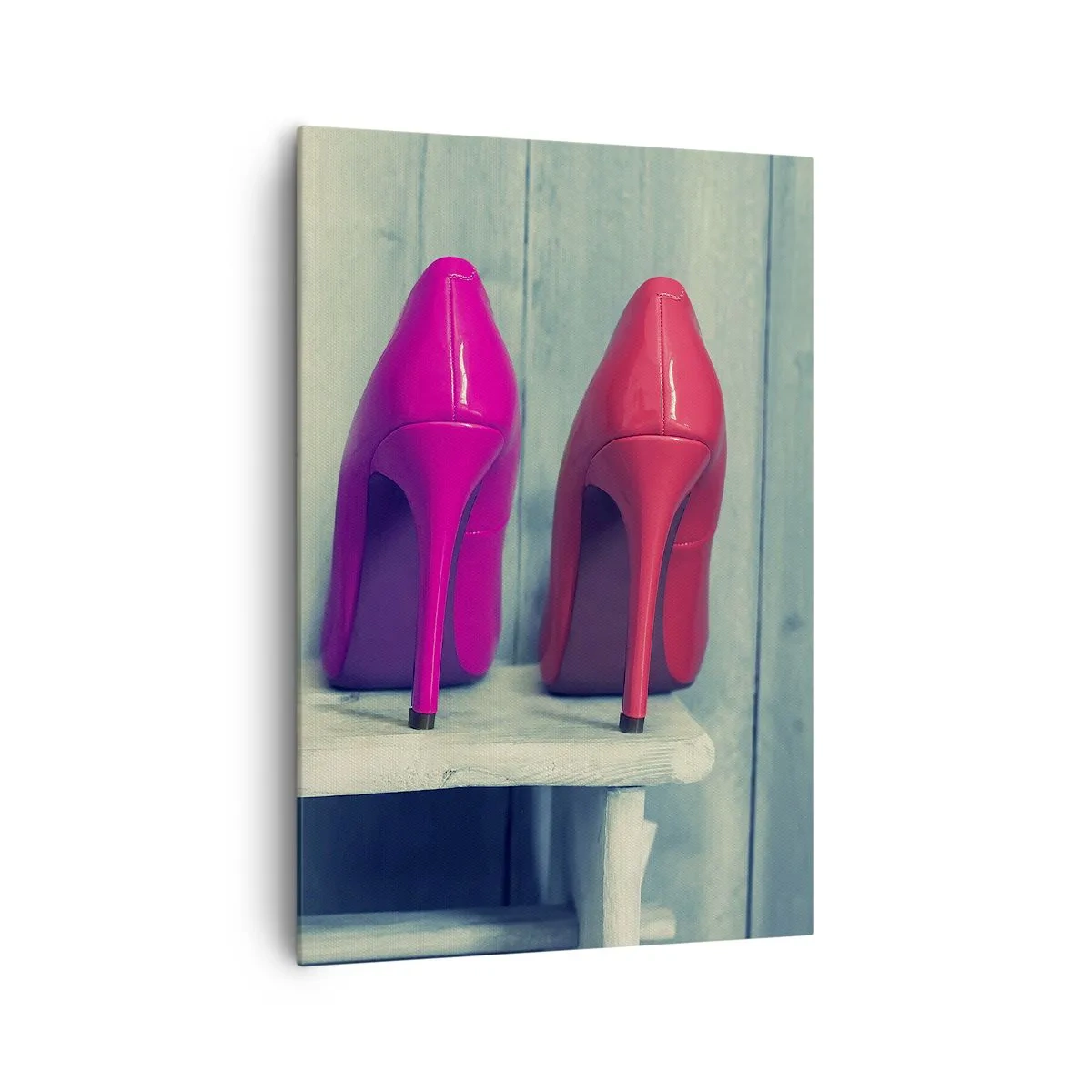Impression sur toile - Image sur toile - Talons hauts colorés contre un mur en bois - 70x100cm - Promenade sur l'arc-en-ciel - Décoration murale moderne pour le salon et la chambre ARTTOR