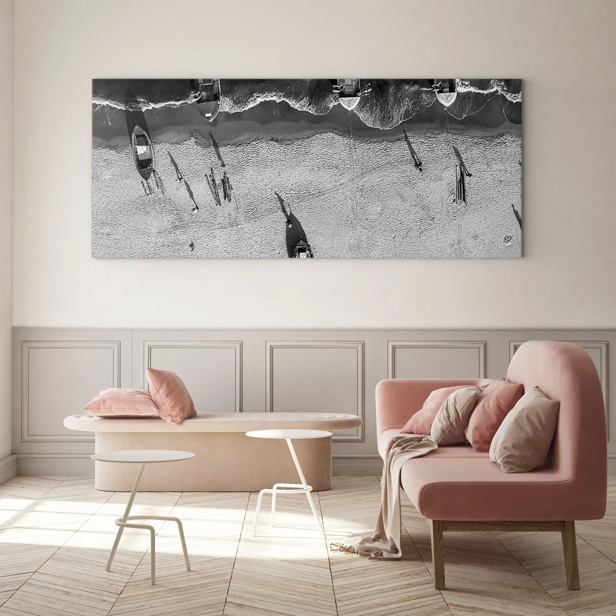 Impression sur verre - Image sur verre - Vue aérienne en noir et blanc de bateaux sur la plage - 160x50cm - Toujours sur le rivage… - Décoration murale moderne pour le salon et la chambre ARTTOR