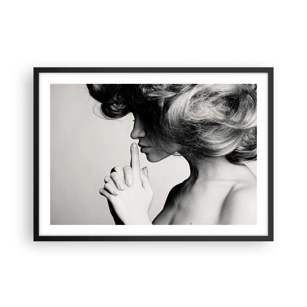Affiche dans un cadre noir - Poster - Profil noir et blanc d'une femme faisant un geste de silence - 70x50cm - A l'écoute d'elle-même - Décoration murale moderne pour le salon et la chambre ARTTOR