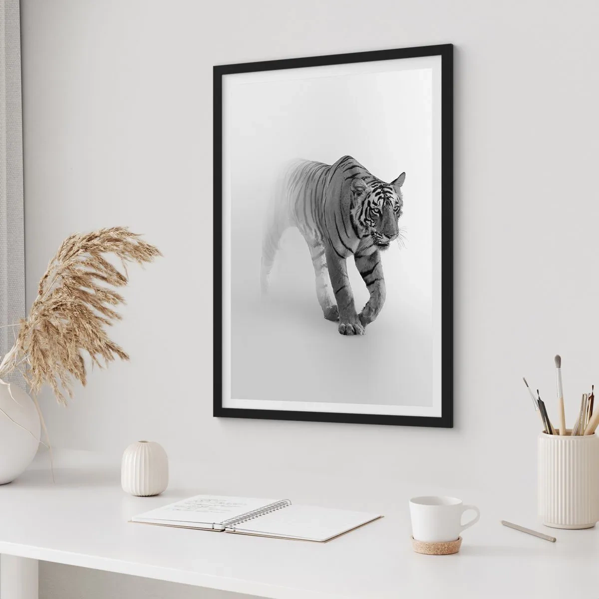 Affiche dans un cadre noir - Poster - Un tigre noir et blanc émergeant du brouillard - 50x70cm - Accroupi dans le brouillard - Décoration murale moderne pour le salon et la chambre ARTTOR