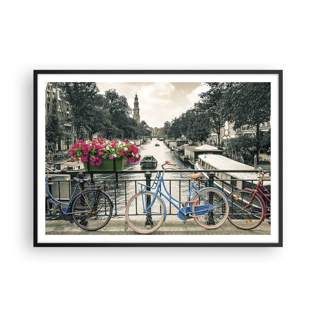 Affiche dans un cadre noir - Poster - Un pont avec des vélos et des fleurs sur un canal à Amsterdam - 100x70cm - Couleurs de rue d'Amsterdam - Décoration murale moderne pour le salon et la chambre ARTTOR