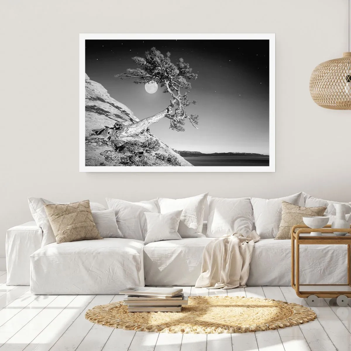 Affiche - Poster - Arbre noir et blanc sur une falaise avec la lune en arrière-plan - 100x70cm - Un combattant vainqueur - Décoration murale moderne pour le salon et la chambre ARTTOR