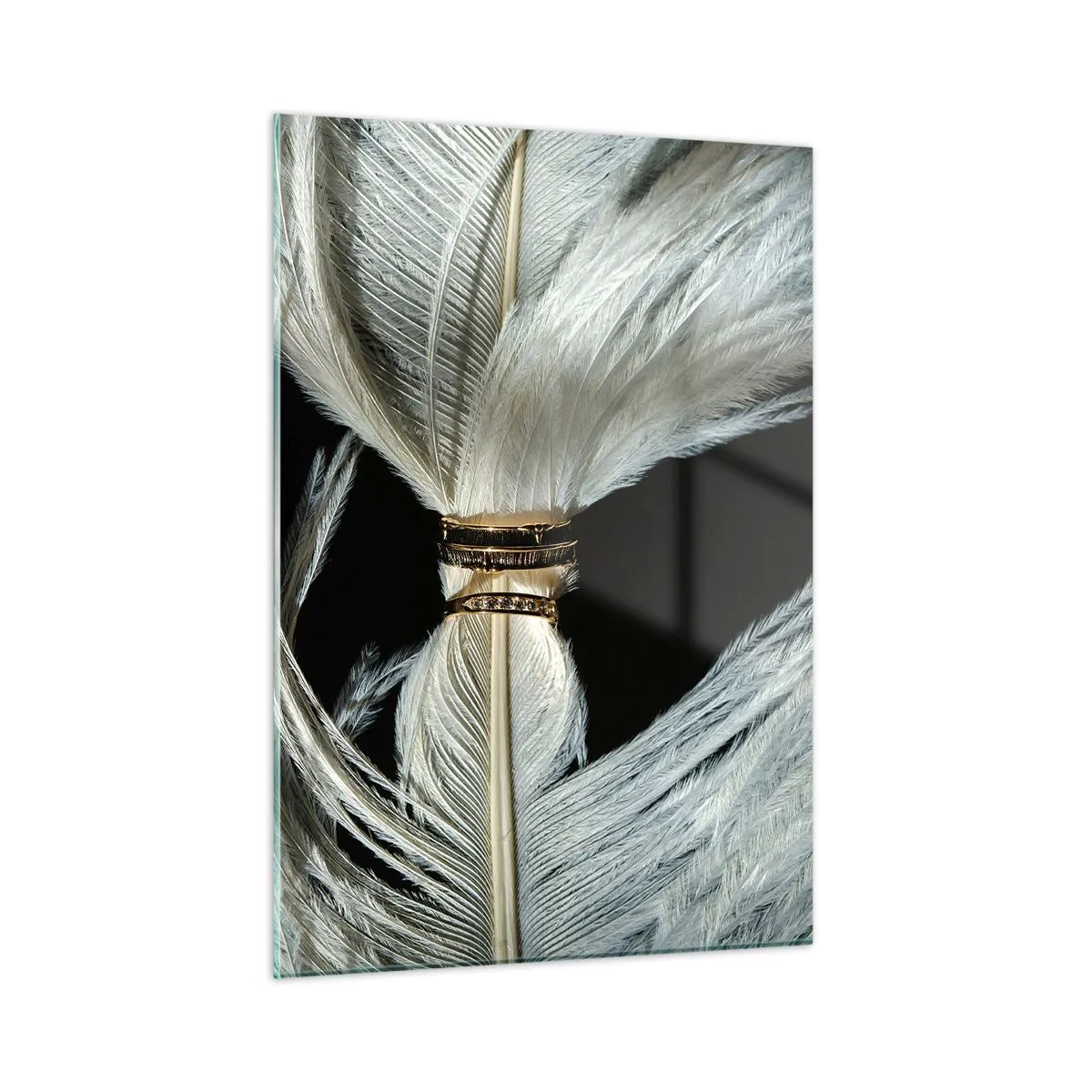 Impression sur verre - Image sur verre - Gros plan d'alliances sur des plumes blanches sur fond noir - 50x70cm - ... et je ne te laisserai pas ... - Décoration murale moderne pour le salon et la chambre ARTTOR