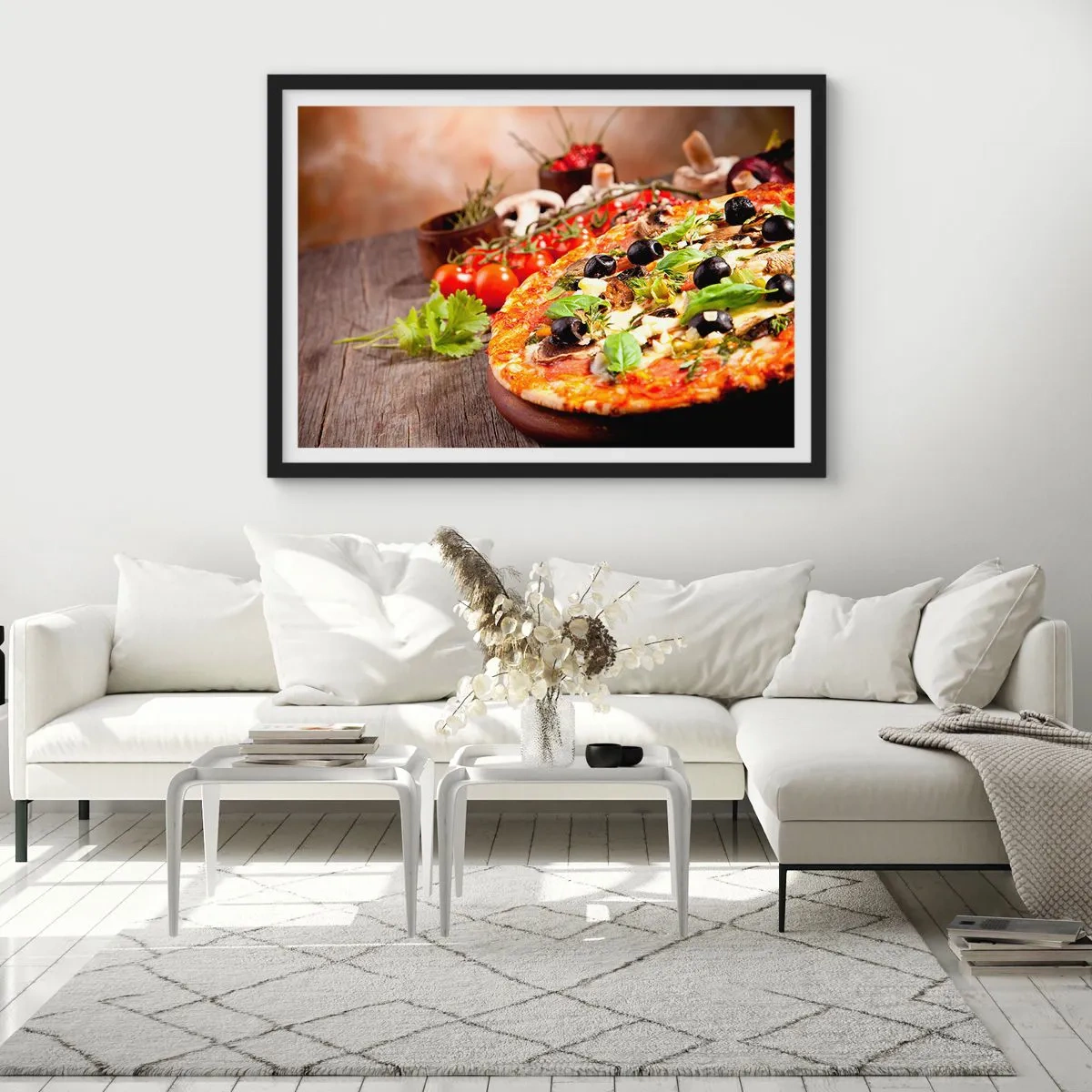 Affiche dans un cadre noir - Poster - Pizza aux olives, basilic et ingrédients frais sur fond de bois - 70x50cm - Des ingrédients telluriques - Décoration murale moderne pour le salon et la chambre ARTTOR