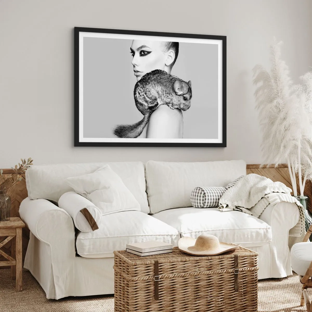 Affiche dans un cadre noir - Poster - Femme stylisée avec un chinchilla dans une élégante composition en noir et blanc - 70x50cm - Dame au chinchilla - Décoration murale moderne pour le salon et la chambre ARTTOR