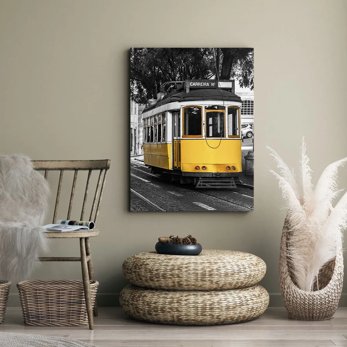 Impression sur toile - Image sur toile - Un tramway jaune sur fond de rue en noir et blanc - 50x70cm - Et du fado en arrière-plan - Décoration murale moderne pour le salon et la chambre ARTTOR