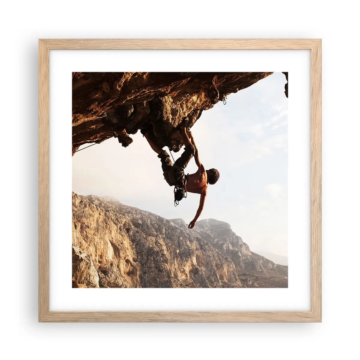 Affiche dans un chêne clair - Poster - Le monde rétréci dans une main sur une coupe de rocher - 40x40 cm