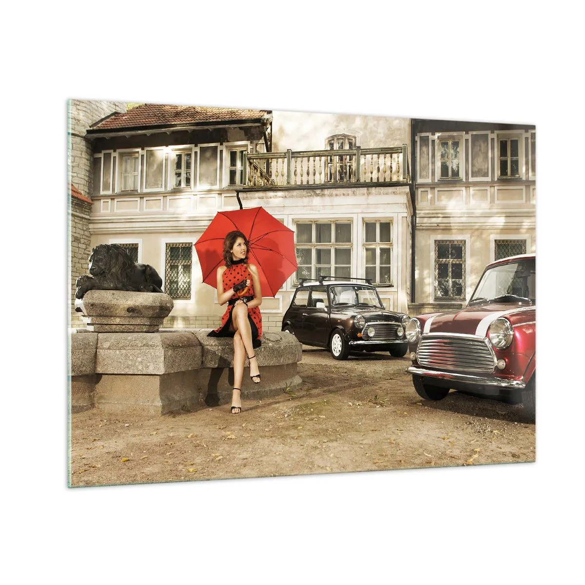 Impression sur verre - Image sur verre - Femme avec un parapluie rouge et des voitures classiques - 100x70cm - Un mini-voyage sentimental - Décoration murale moderne pour le salon et la chambre ARTTOR