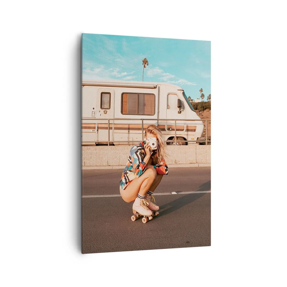 Impression sur toile - Image sur toile - Une fille sur des patins à roulettes prenant une photo par une journée ensoleillée. - 80x120cm - Souriez s'il-vous-plait! - Décoration murale moderne pour le salon et la chambre ARTTOR