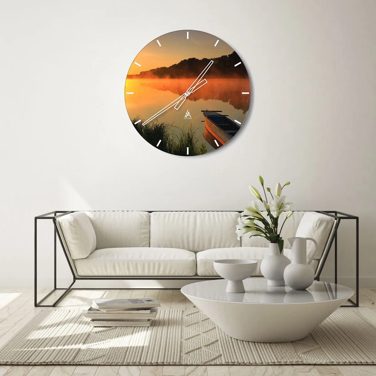 Horloge murale - Pendule murale - Un bateau sur un lac le matin entouré de brouillard - 30x30cm - Lever du soleil sur l'eau comme un miroir - Décoration murale moderne pour le salon, la cuisine et la chambre ARTTOR