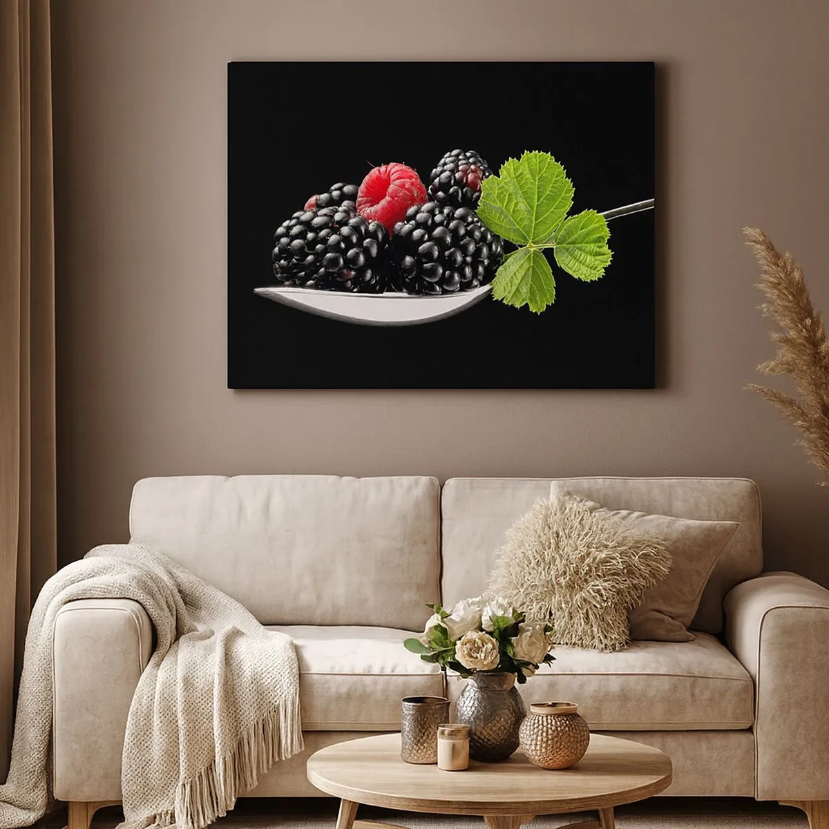 Impression sur toile - Image sur toile - Mûres et framboises sur une cuillère avec une feuille sur fond noir - 70x50cm - Le goût de la fraîcheur - Décoration murale moderne pour le salon et la chambre ARTTOR