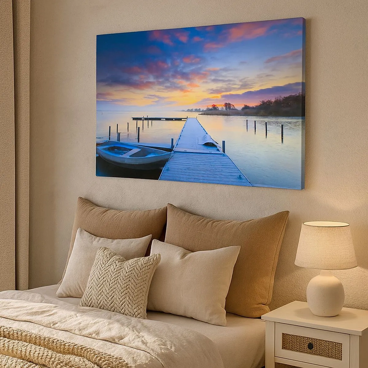 Impression sur toile - Image sur toile - Une jetée au bord du lac au coucher du soleil avec un bateau sur le rivage - 70x50cm - Calme violet-doré - Décoration murale moderne pour le salon et la chambre ARTTOR