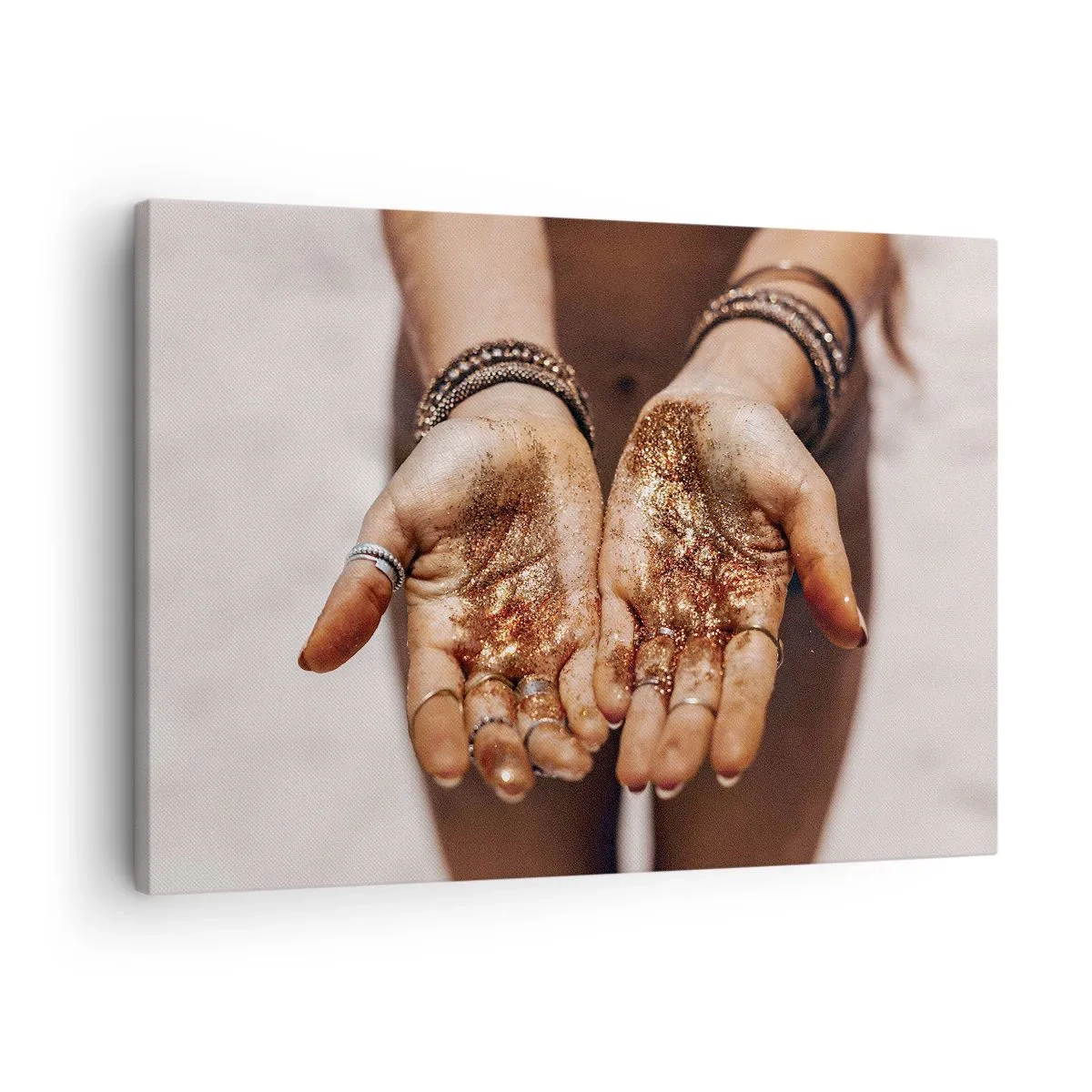 Impression sur toile - Image sur toile - Gros plan des mains avec des paillettes dans des tons chauds - 70x50cm - Un don pour vous - Décoration murale moderne pour le salon et la chambre ARTTOR