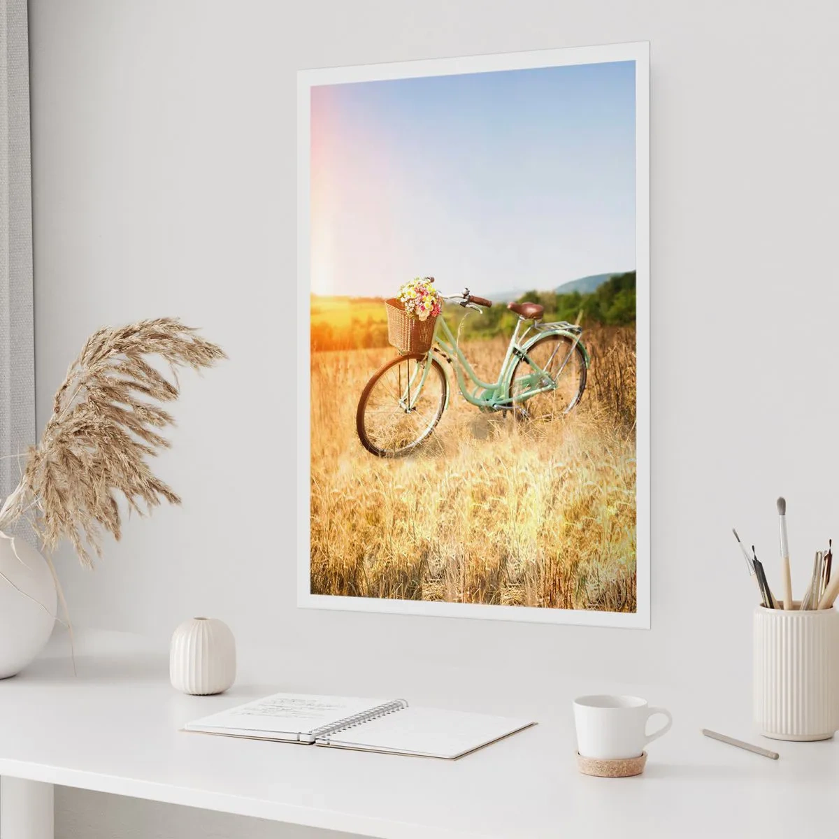 Affiche - Poster - Un vélo avec un panier rempli de fleurs dans un pré - 50x70cm - Je vais rester un petit moment - Décoration murale moderne pour le salon et la chambre ARTTOR