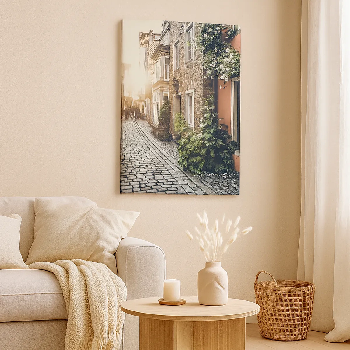Impression sur toile - Image sur toile - Une charmante rue pavée de pierre et fleurie - 50x70cm - Allée de roses en lueur rose - Décoration murale moderne pour le salon et la chambre ARTTOR