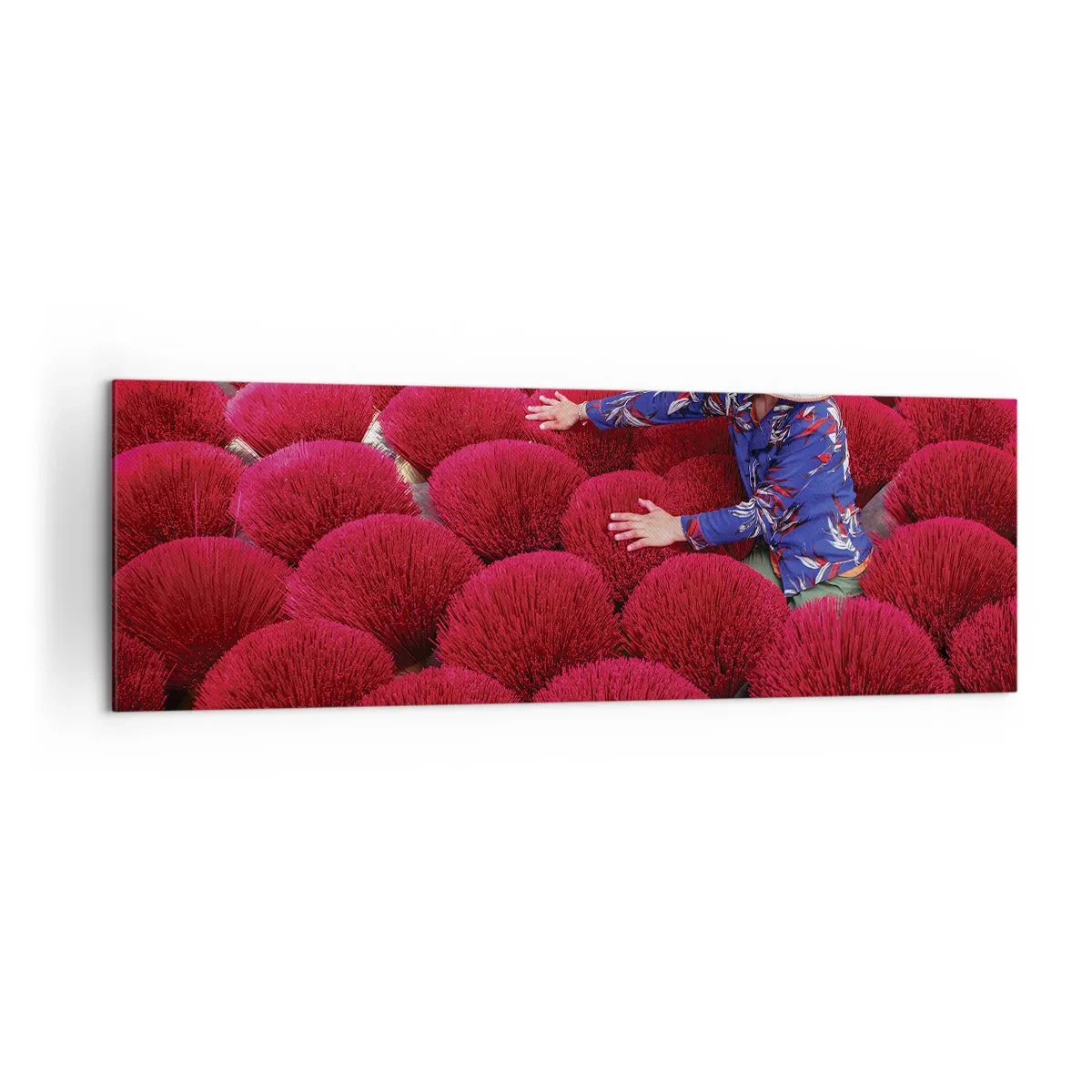 Impression sur toile - Image sur toile - Une femme portant un chapeau traditionnel parmi des bâtons d'encens rouges - 160x50cm - Dans un champ de riz - Décoration murale moderne pour le salon et la chambre ARTTOR