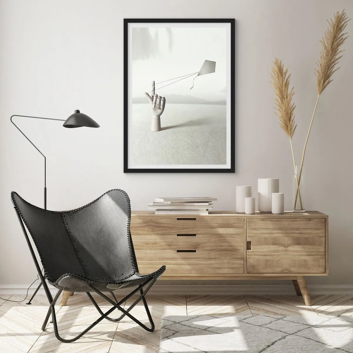 Affiche dans un cadre noir - Poster - Une main en bois avec un cerf-volant sur un fond lumineux - 50x70cm - Épreuve de force - Décoration murale moderne pour le salon et la chambre ARTTOR