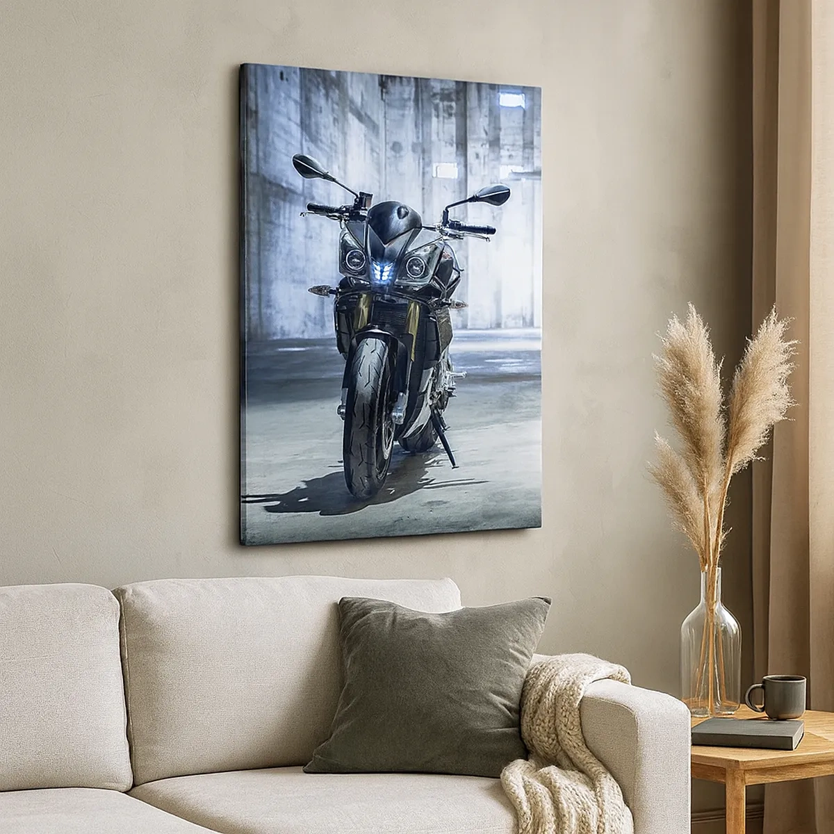 Impression sur toile - Image sur toile - Une moto moderne dans un intérieur industriel - 50x70cm - Avant que le moteur ne rugisse - Décoration murale moderne pour le salon et la chambre ARTTOR