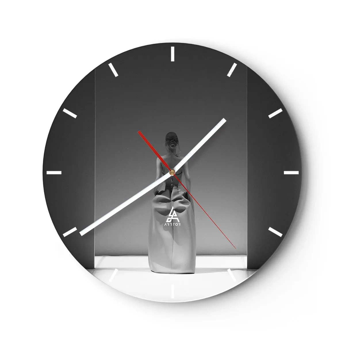 Horloge murale - Pendule murale - Sculpture en noir et blanc d'une femme dans un espace minimaliste - 30x30cm - Simplicité raffinée - Décoration murale moderne pour le salon, la cuisine et la chambre ARTTOR