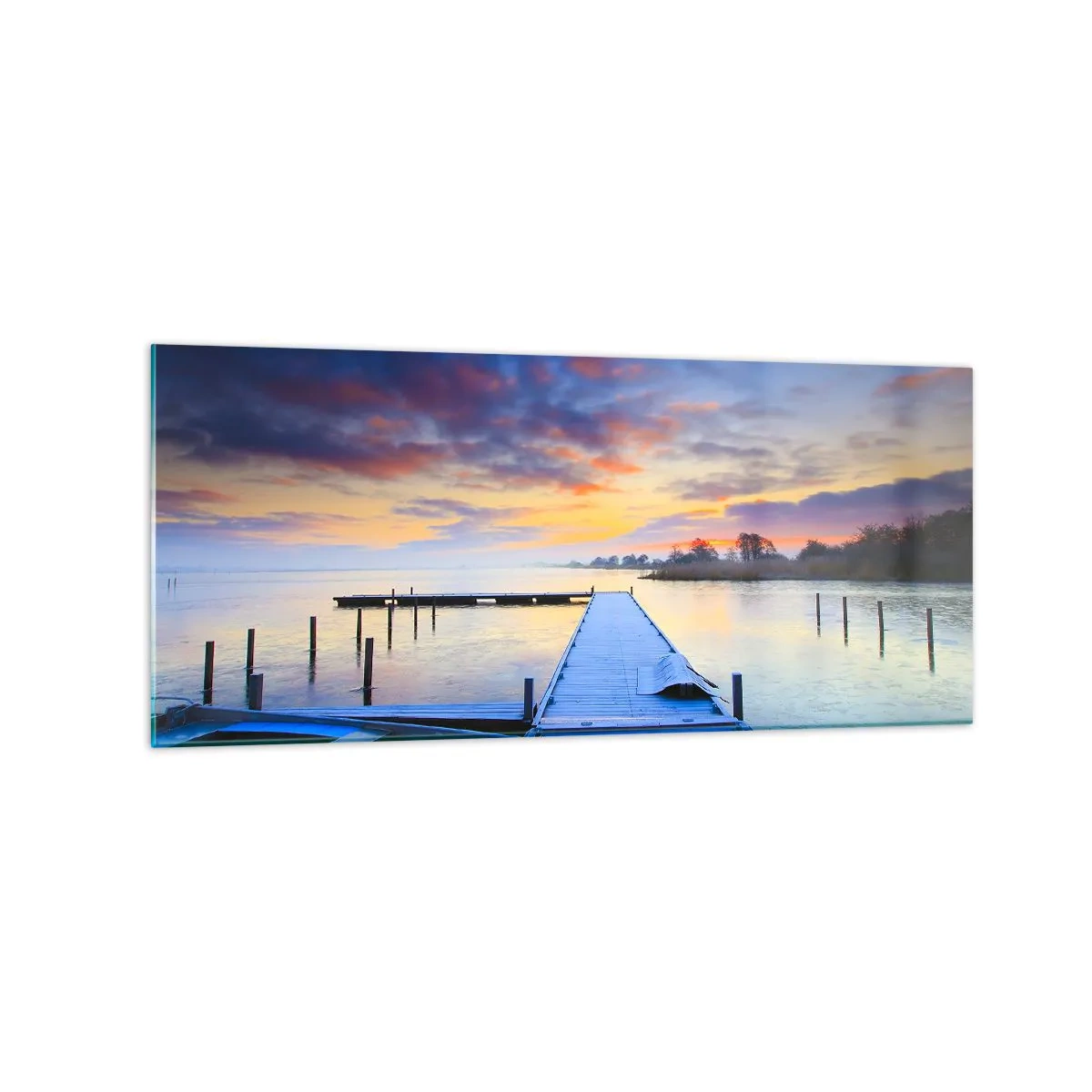 Impression sur verre - Image sur verre - Une jetée au bord du lac au coucher du soleil avec un bateau sur le rivage - 120x50cm - Calme violet-doré - Décoration murale moderne pour le salon et la chambre ARTTOR