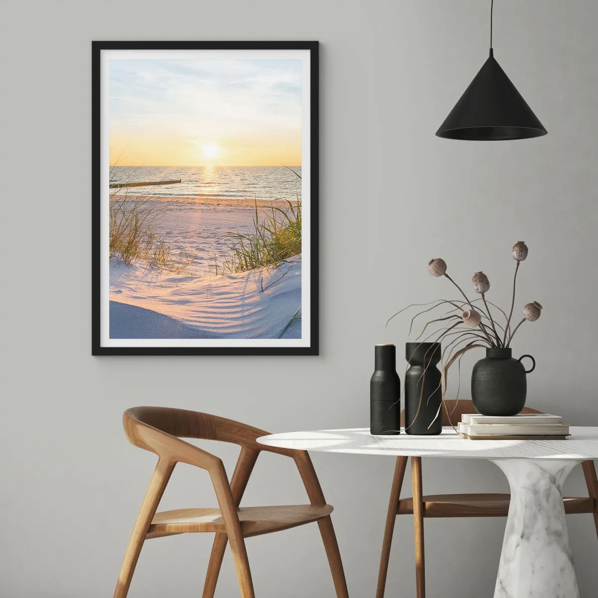 Affiche dans un cadre noir - Poster - Plage au coucher du soleil avec vue sur la mer - 50x70cm - Le bruit de la mer, le chant des oiseaux, une plage sauvage parmi les herbes… - Décoration murale moderne pour le salon et la chambre ARTTOR
