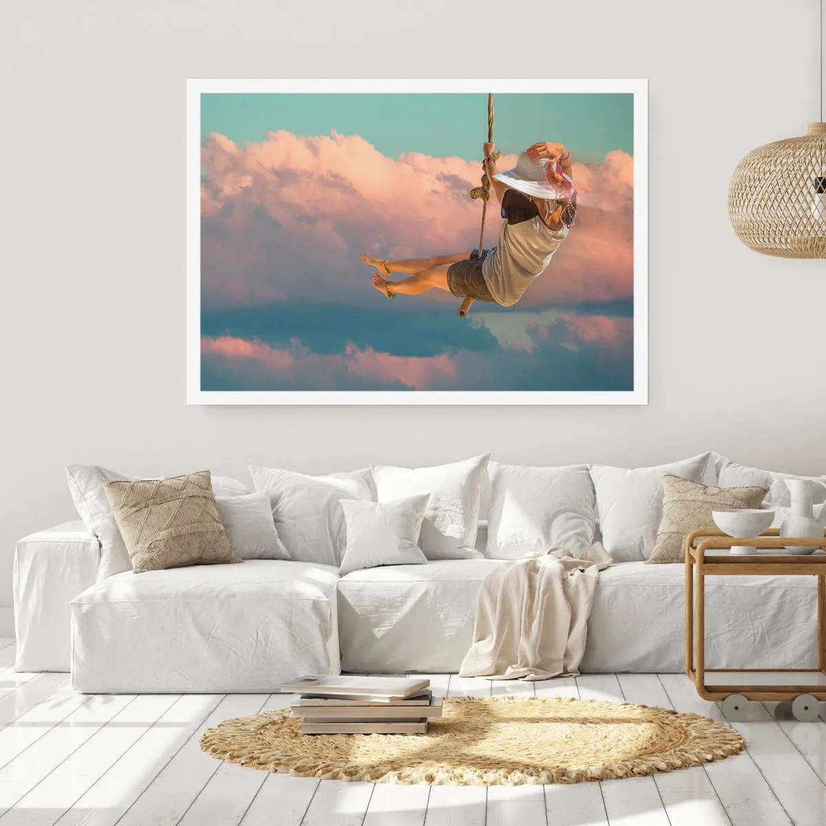 Affiche - Poster - Femme sur une balançoire parmi les nuages roses - 100x70cm - S'amuser dans les nuages - Décoration murale moderne pour le salon et la chambre ARTTOR