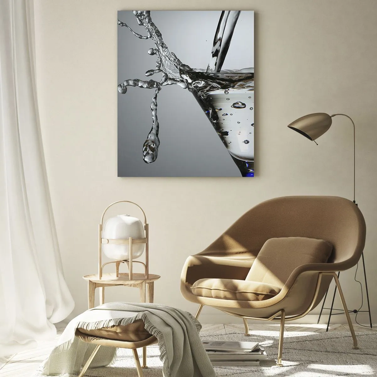Impression sur verre - Image sur verre - Verre à Martini avec éclaboussures d'eau dynamiques sur fond clair. - 70x100cm - Sur le bord de la coupe - Décoration murale moderne pour le salon et la chambre ARTTOR