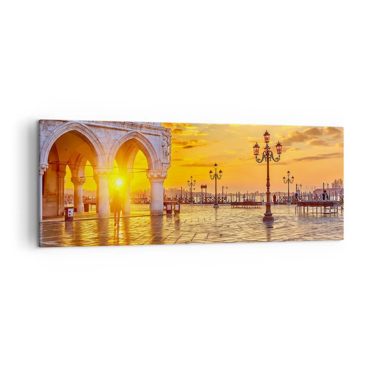 Impression sur toile - Image sur toile - Coucher de soleil doré sur la place de la ville avec des arcades et des lampes - 140x50cm - Où est tout le monde? - Décoration murale moderne pour le salon et la chambre ARTTOR