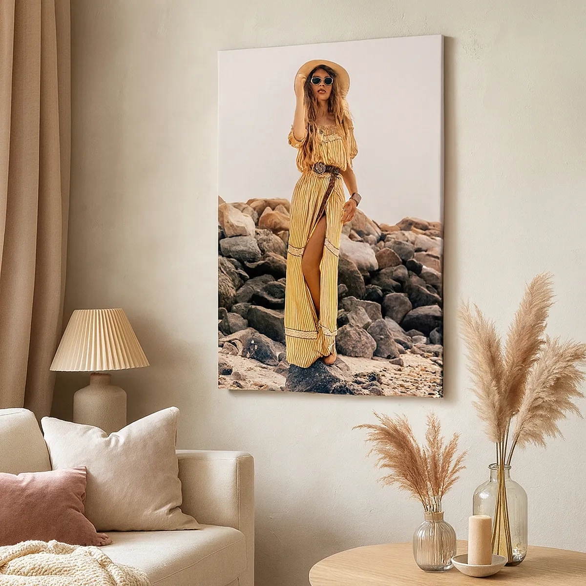 Impression sur toile - Image sur toile - Une femme au style bohème sur fond de plage rocheuse - 50x70cm - La magie des pierres - Décoration murale moderne pour le salon et la chambre ARTTOR