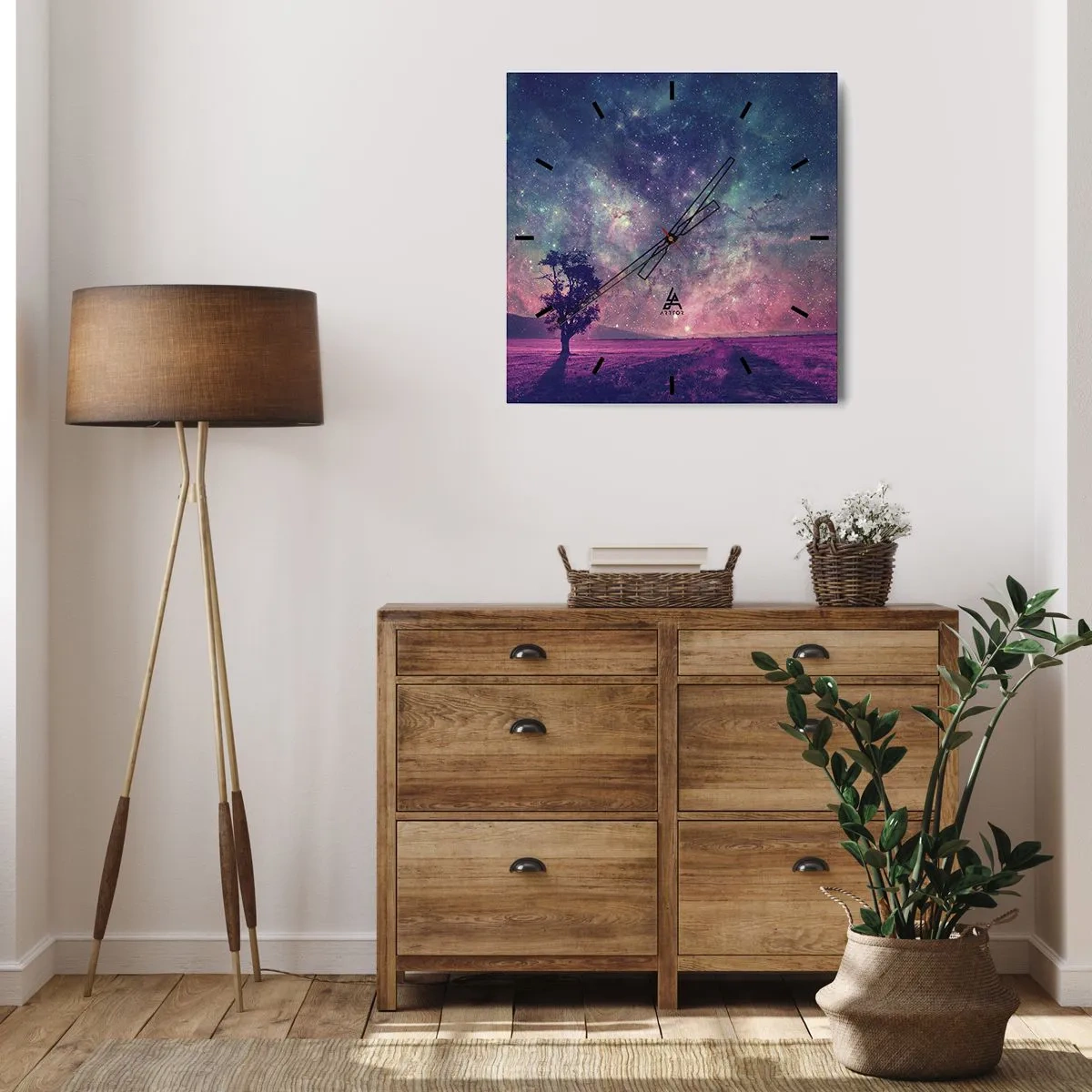 Horloge murale - Pendule murale - Un arbre contre un ciel étoilé aux couleurs violettes et bleues - 30x30cm - Sous un ciel magique - Décoration murale moderne pour le salon et la chambre ARTTOR