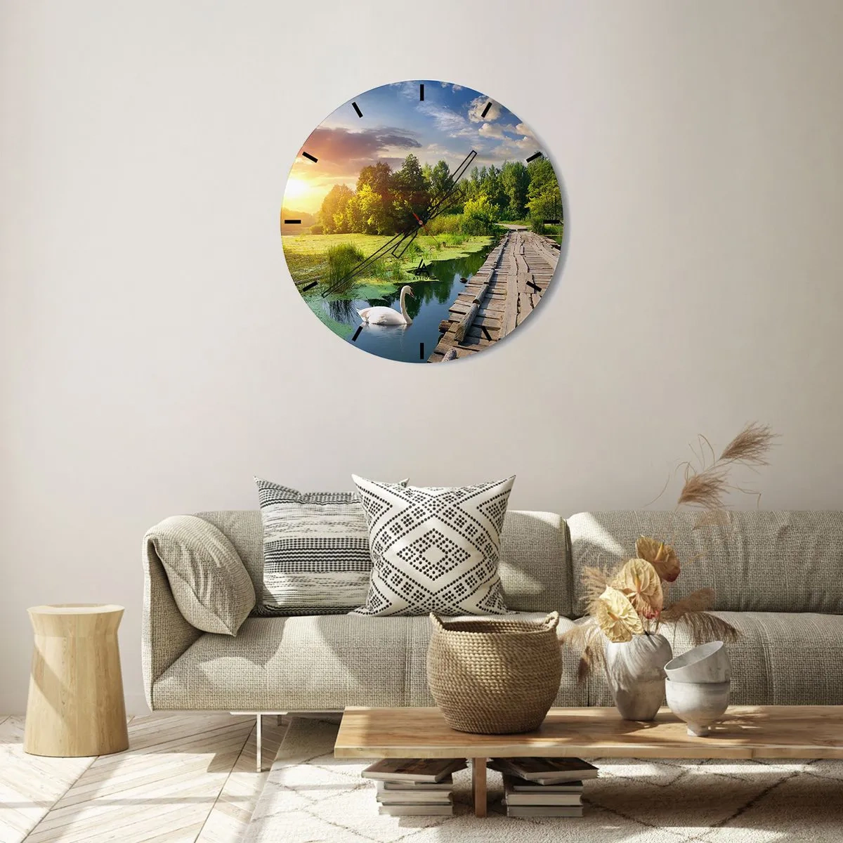 Horloge murale - Pendule murale - Jetée en bois sur un lac au coucher du soleil avec un cygne - 30x30cm - L'été, l'été partout - Décoration murale moderne pour le salon, la cuisine et la chambre ARTTOR