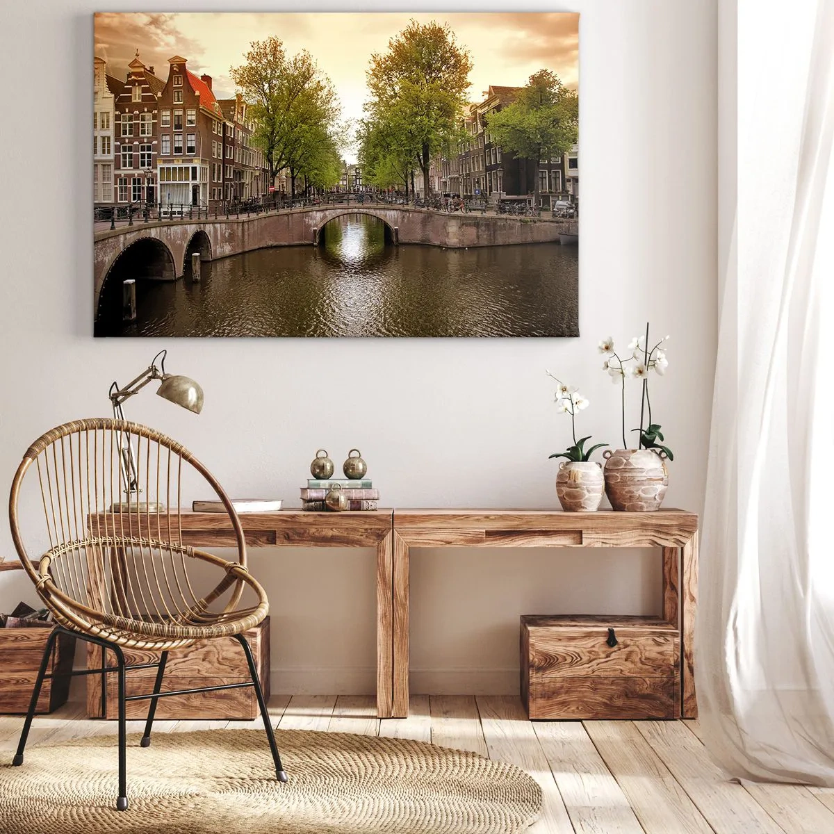 Impression sur toile - Image sur toile - Un canal à Amsterdam entouré d'immeubles historiques - 120x80cm - En bateau ou à vélo ? - Décoration murale moderne pour le salon et la chambre ARTTOR