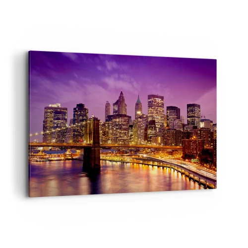 Impression sur toile - Image sur toile - Panorama de la ville avec le pont dans la lumière du soir contre le ciel violet - 120x80cm - Manhathann or violet - Décoration murale moderne pour le salon et la chambre ARTTOR