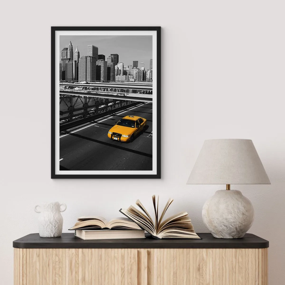Affiche dans un cadre noir - Poster - Un taxi jaune sur un fond de ville noir et blanc - 50x70cm - Couleur de la grande ville - Décoration murale moderne pour le salon et la chambre ARTTOR