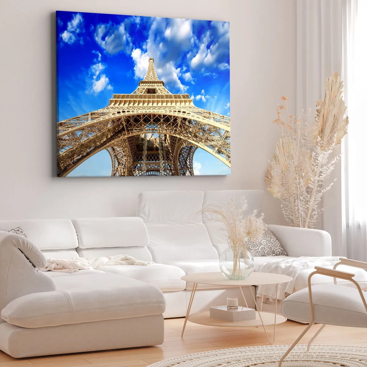 Impression sur toile - Image sur toile - La Tour Eiffel vue d'en bas contre un ciel bleu - 120x80cm - Atteindre le ciel et les nuages - Décoration murale moderne pour le salon et la chambre ARTTOR
