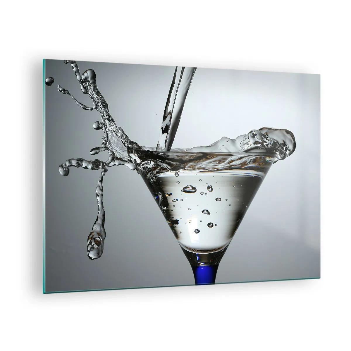 Impression sur verre - Image sur verre - Liquide dans un verre à martini éclaboussant sur un fond gris - 70x50cm - Sur le bord de la coupe - Décoration murale moderne pour le salon et la chambre ARTTOR
