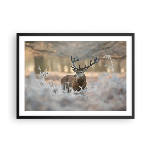 Affiche dans un cadre noir - Poster - Un cerf dans une clairière givrée dans une forêt hivernale aux couleurs subtiles - 70x50cm - Une matinée animée - Décoration murale moderne pour le salon et la chambre ARTTOR