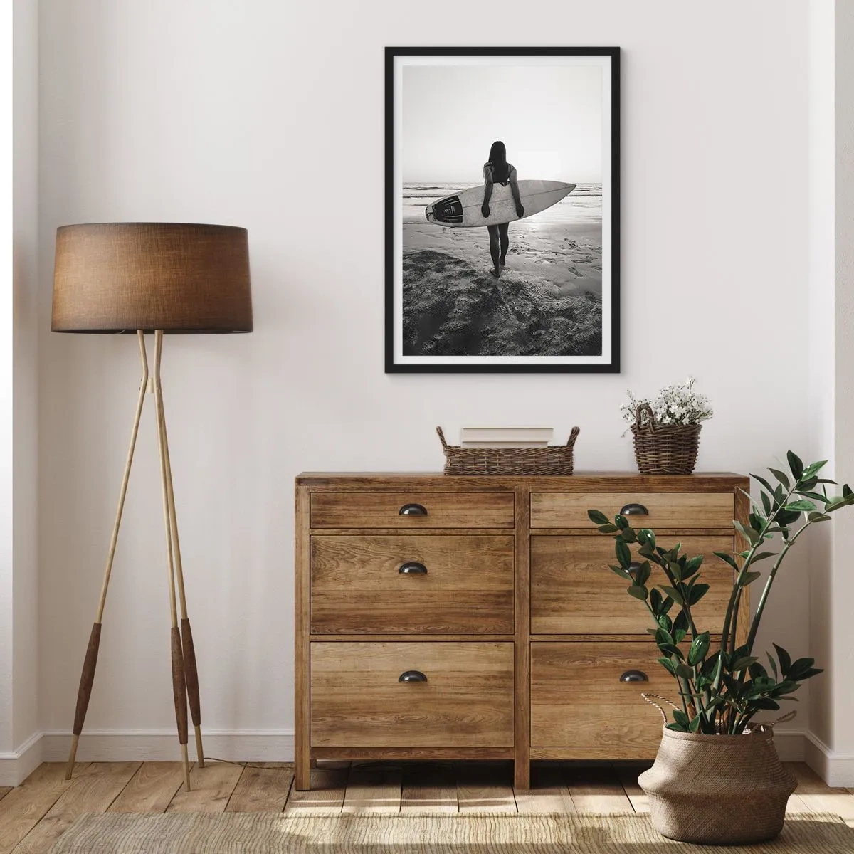 Affiche dans un cadre noir - Poster - Femme avec une planche de surf sur la plage au coucher du soleil - 50x70cm - Fille des vagues de la mer - Décoration murale moderne pour le salon et la chambre ARTTOR