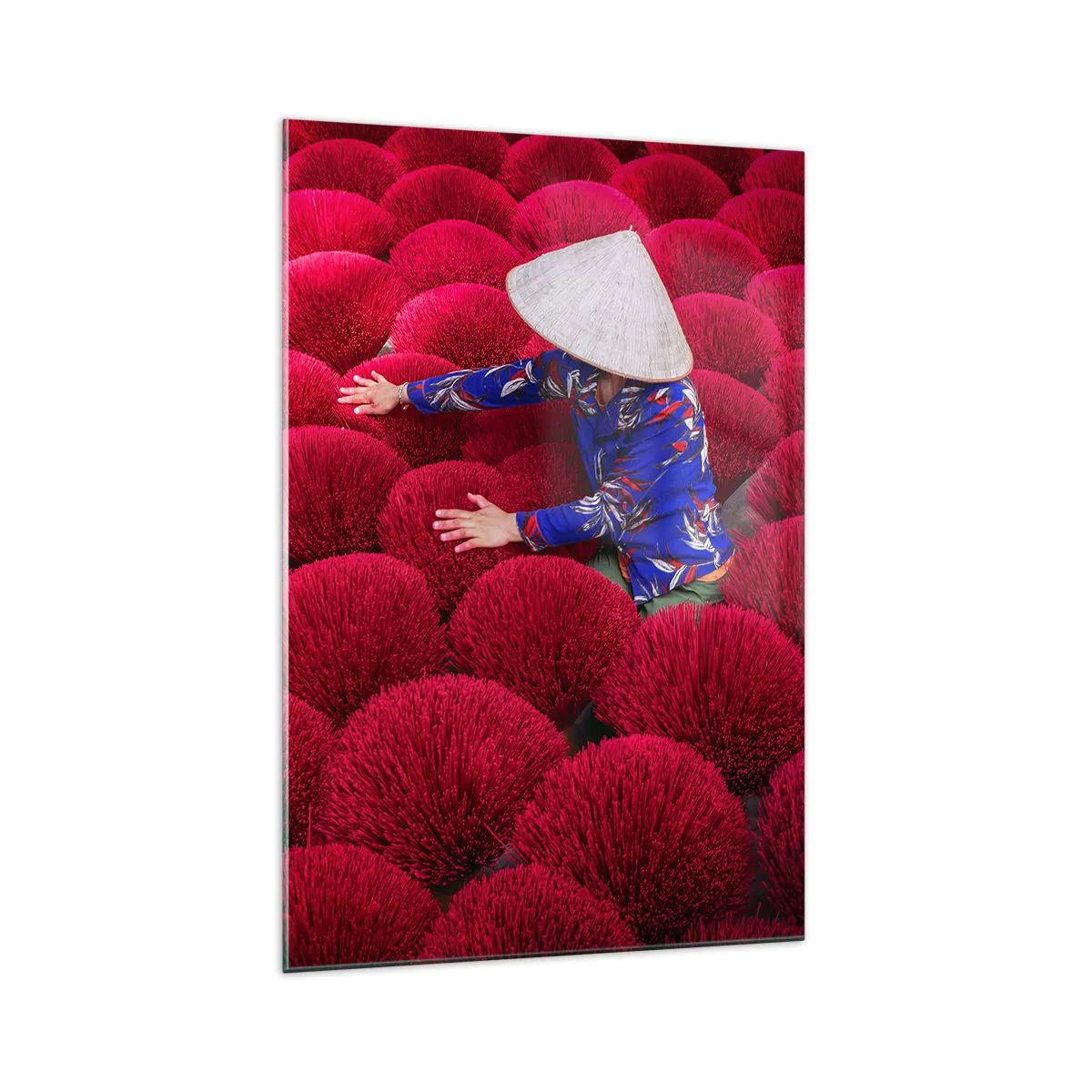 Impression sur verre - Image sur verre - Une femme portant un chapeau traditionnel parmi des bâtons d'encens rouges - 70x100cm - Dans un champ de riz - Décoration murale moderne pour le salon et la chambre ARTTOR