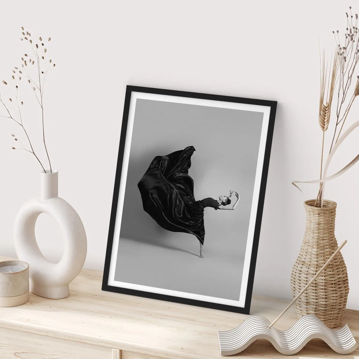 Affiche dans un cadre noir - Poster - Une danseuse élégante en robe noire en mouvement - 50x70cm - Musique ailées - Décoration murale moderne pour le salon et la chambre ARTTOR