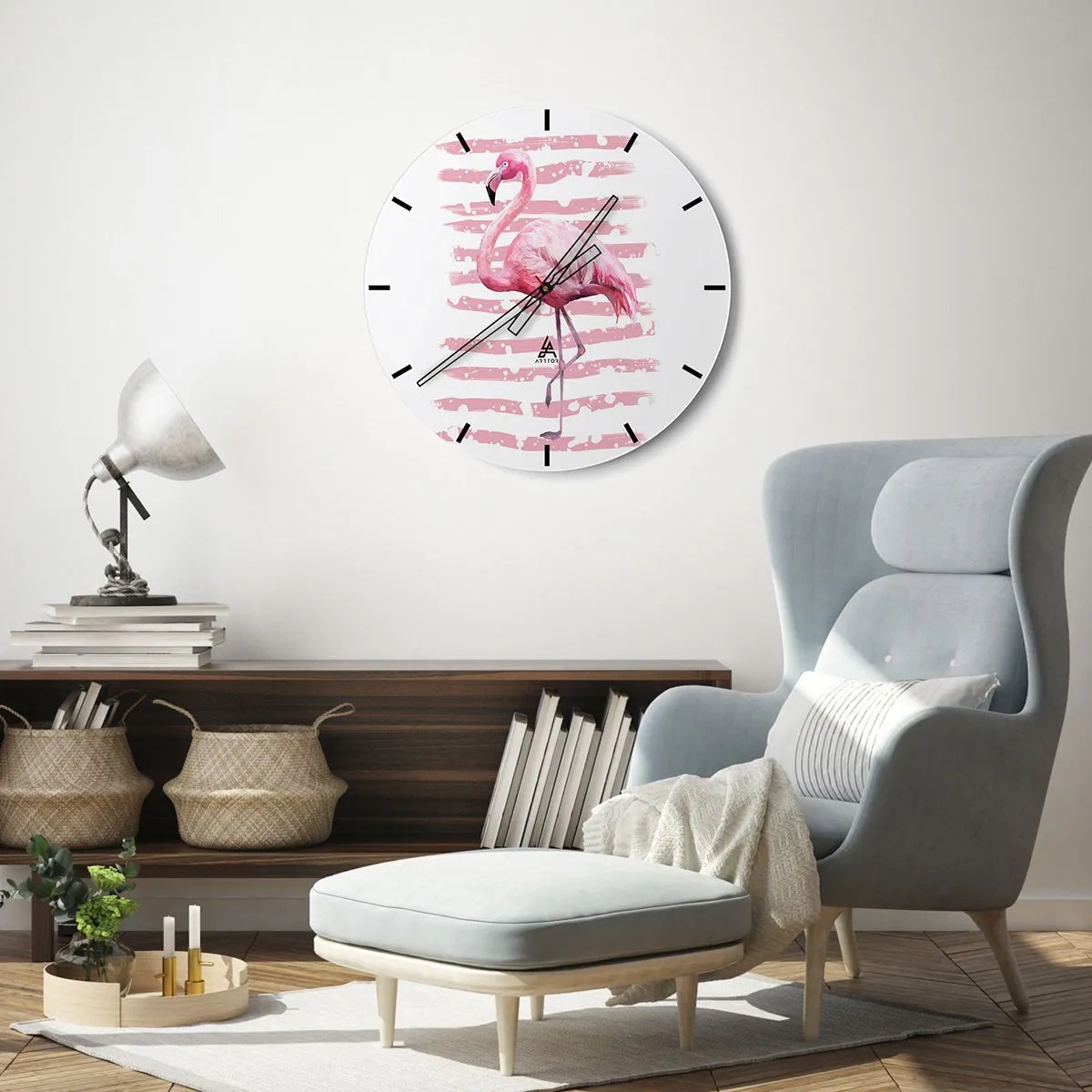Horloge murale - Pendule murale - Un flamant rose sur un fond blanc rayé et rose - 30x30cm - Avec dignité, bien qu'en rose - Décoration murale moderne pour le salon, la cuisine et la chambre ARTTOR