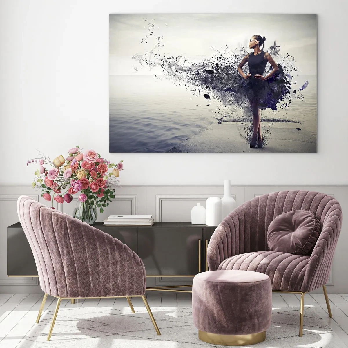 Impression sur verre - Image sur verre - Une femme dans une robe floue sur fond d'eau calme - 120x80cm - Vénus africaine - Décoration murale moderne pour le salon et la chambre ARTTOR