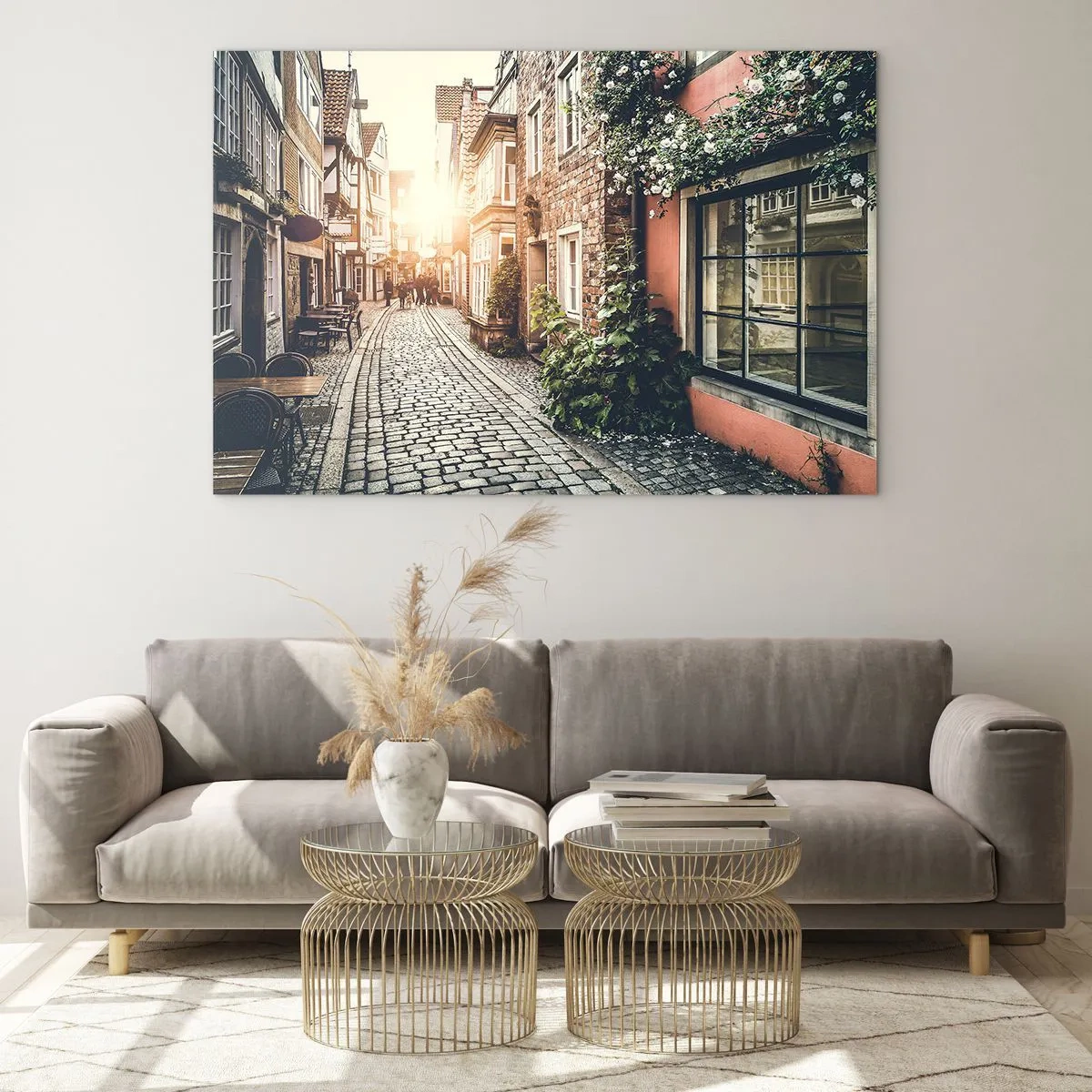 Impression sur verre - Image sur verre - Une charmante rue avec des immeubles illuminés par le coucher du soleil - 70x50cm - Allée de roses en lueur rose - Décoration murale moderne pour le salon et la chambre ARTTOR