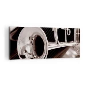 Impression sur toile - Image sur toile - Gros plan d'une trompette argentée sur un fond de tissu élégant. - 120x50cm - Voyage musical vers les années 30 - Décoration murale moderne pour le salon et la chambre ARTTOR
