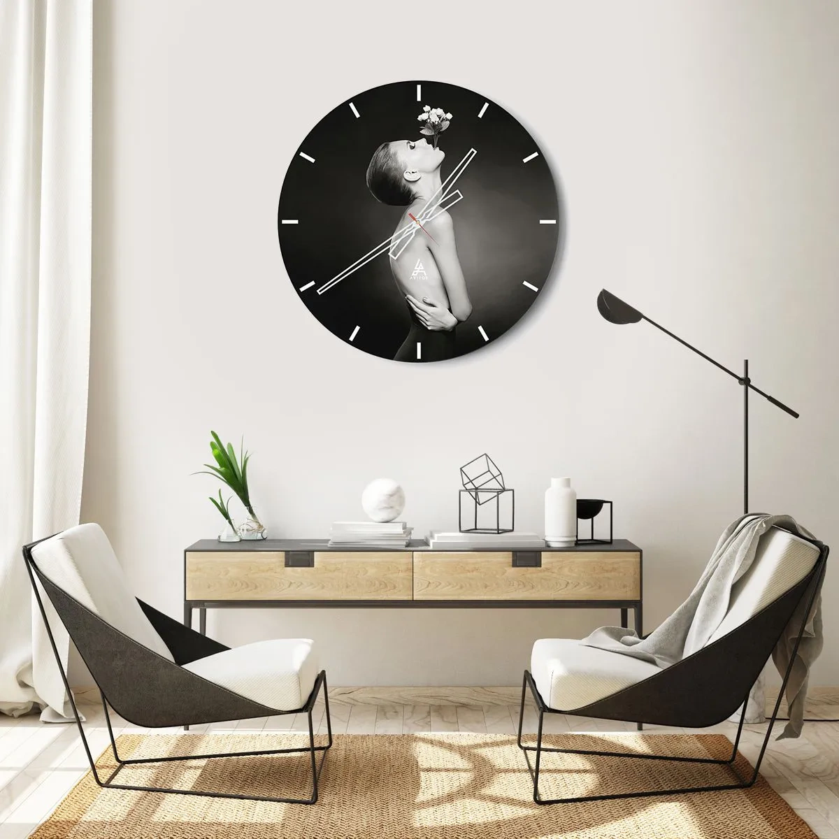 Horloge murale - Pendule murale - Portrait en noir et blanc d'une femme tenant des fleurs dans sa bouche - 30x30cm - Elégance excentrique - Décoration murale moderne pour le salon, la cuisine et la chambre ARTTOR