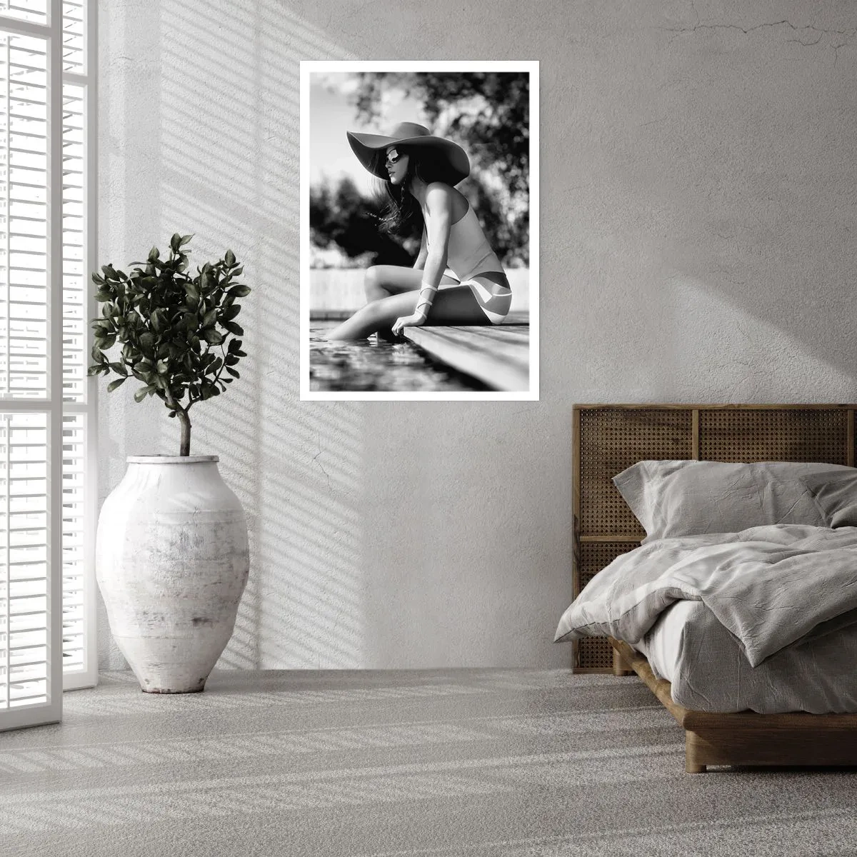 Affiche - Poster - Une photographie en noir et blanc d'une femme portant un chapeau assise au bord de l'eau. - 50x70cm - Rêve d'été - Décoration murale moderne pour le salon et la chambre ARTTOR