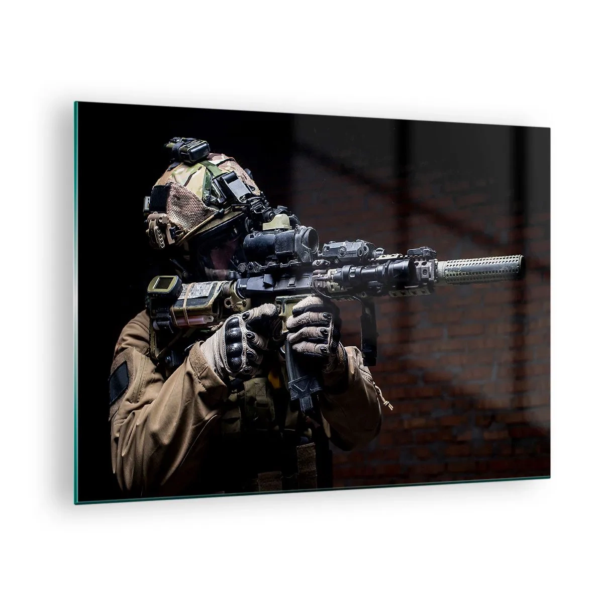 Impression sur verre - Image sur verre - Un soldat en équipement complet avec un fusil contre un mur de briques - 70x50cm - Meurtrier efficace - Décoration murale moderne pour le salon et la chambre ARTTOR